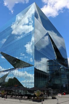Cube Berlin, würfelförmiges Bürogebäude auf dem Washingtonplatz, direkt neben dem Hauptbahnhof, Deutschland, Berlin