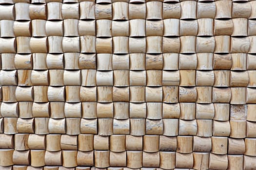 Wandverkleidung aus quadratischen Holzstücken