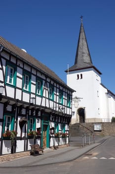 Fachwerkhaus und katholische Pfarrkirche St. Johannes Metternich, Nordrhein-Westfalen, Deutschland, Weilerswist