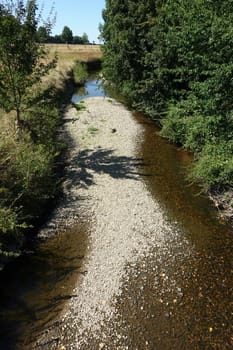 ein Jahr nach der dramatischen Flut von Erft und Swist ist Bachbett der Swist bei Heimerzzheim fast ausgetrocknet,Nordrhein-Westfalen, Deutschland, Swisttal