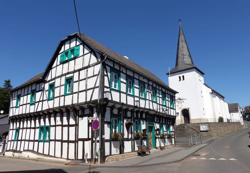 Fachwerkhaus und katholische Pfarrkirche St. Johannes Metternich, Nordrhein-Westfalen, Deutschland, Weilerswist