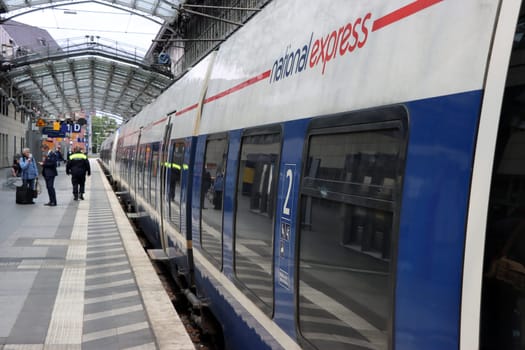 Bombardier Talent Triebwagen von National Express im Hauptbahnhof, Nordrhein-Westfalen, Deutschland, Köln