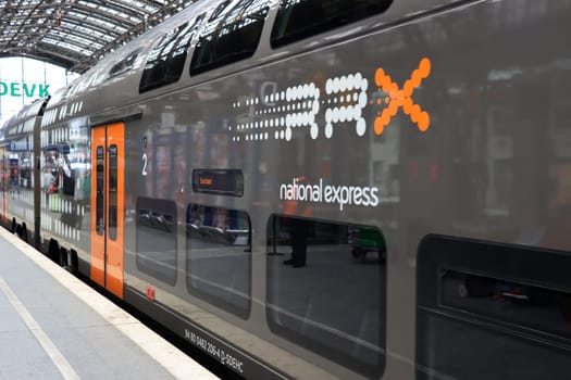 Rhein-Ruhr-Express RRX von National Express im Hauptbahnhof , Nordrhein-Westfalen, Deutschland, Köln
