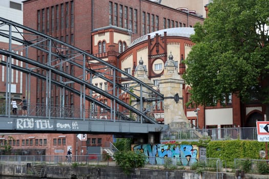 historische Schaufassade im Stil der märkischen Backsteingotik des mit Erdgas betriebenen Heizkraftwerks Charlottenburg, Deutschland, Berlin