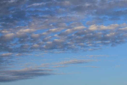 Big fluffy clouds (altocumulus) with beautiful blue skies .Große Schäfchenwolken (Altocumulus) mit schönem blauem Himmel.
