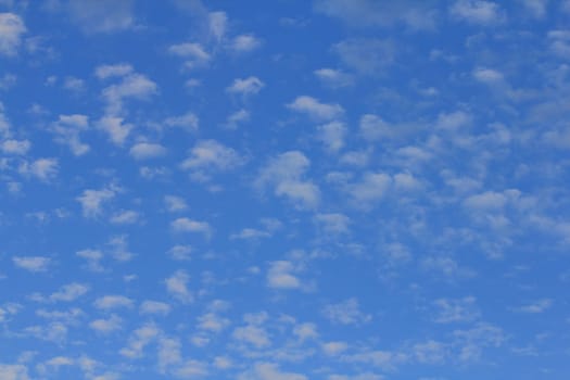 Big fluffy clouds (altocumulus) with beautiful blue skies .Große Schäfchenwolken (Altocumulus) mit schönem blauem Himmel.