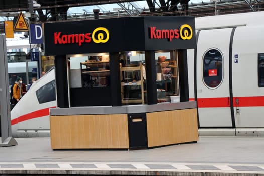 Verkaufsstand der Bäckerei-Kette Kamps GmbH auf einem Bahnsteig des kölner Hauptbahnhofs, Nordrhein-Westfalen, Deutschland, Köln