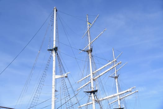 A sailing ship with three masts is a tall ship. The three-master is often used as a training ship or for tourist purposes.