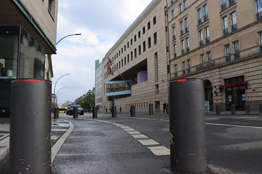 durch versenkbare Poller gessicherte Strasse vor der Britischen Botschaft, Deutschland, Berlin