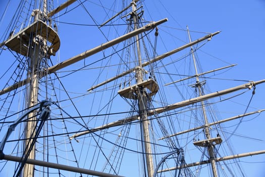A sailing ship with 3 masts is a tall ship. The three-master is often used as a training ship or for tourist purposes.