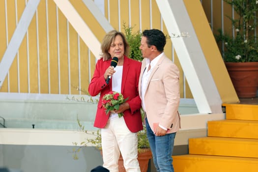 The emotional farewell of Jürgen Drews (Saenger / musician) in the ARD TV show "Immer wieder sonntags"",with Stefan Mross (Saenger / presenter / entertainer)"