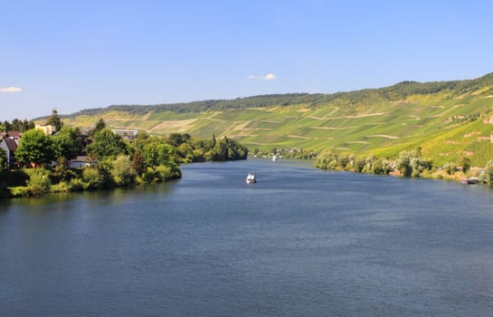 Bernkastel-Kues, is a town on the Middle Moselle.Bernkastel-Kues, ist eine Stadt an der Mittelmosel.
