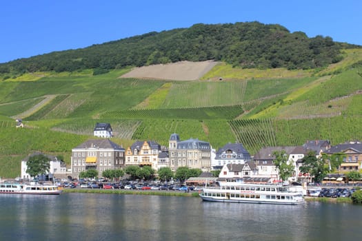 Bernkastel-Kues, is a town on the Middle Moselle.Bernkastel-Kues, ist eine Stadt an der Mittelmosel.