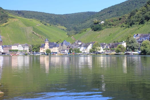 Bernkastel-Kues, is a town on the Middle Moselle.Bernkastel-Kues, ist eine Stadt an der Mittelmosel.