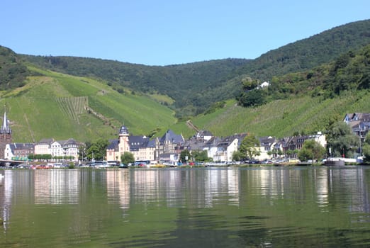 Bernkastel-Kues, is a town on the Middle Moselle.Bernkastel-Kues, ist eine Stadt an der Mittelmosel.