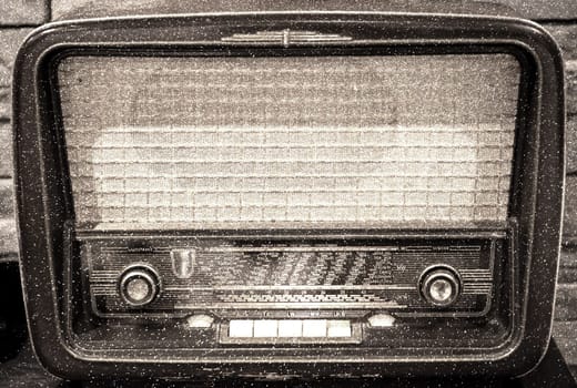 A view of an old tube radio, a radio receiver.