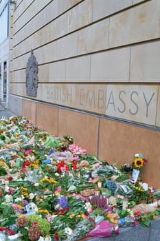 Expressions of sympathy with flowers immediately after the news of the death of Queen Elizabeth II at the British Embassy in Berlin