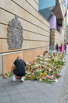 Expressions of sympathy with flowers immediately after the news of the death of Queen Elizabeth II at the British Embassy in Berlin