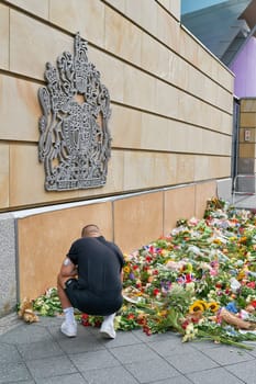 Expressions of sympathy with flowers immediately after the news of the death of Queen Elizabeth II at the British Embassy in Berlin