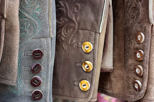 traditionelle alpenländische Lederhose mit Hirschhornknöpfen, Tirol, Österreich, St. Johann in Tirol