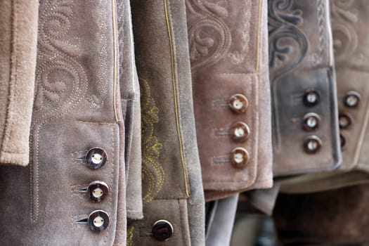 traditionelle alpenländische Lederhose mit Hirschhornknöpfen, Tirol, Österreich, St. Johann in Tirol