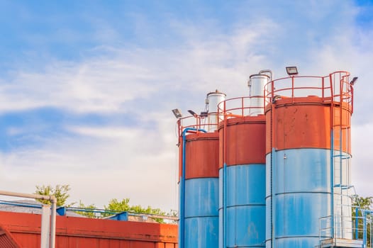 Industrial silos for the production of cement
