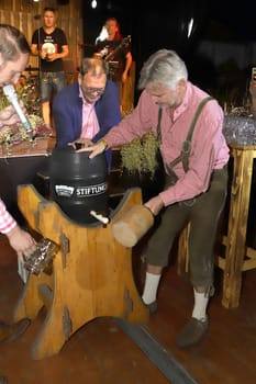Frank Klüter,.Barrel tapping Wandsbek Oktoberfest Hamburg with VIP Guest  ,16.09.2022