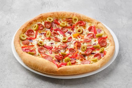 Small size pizza with thin sausage, bell pepper, olives and onion
