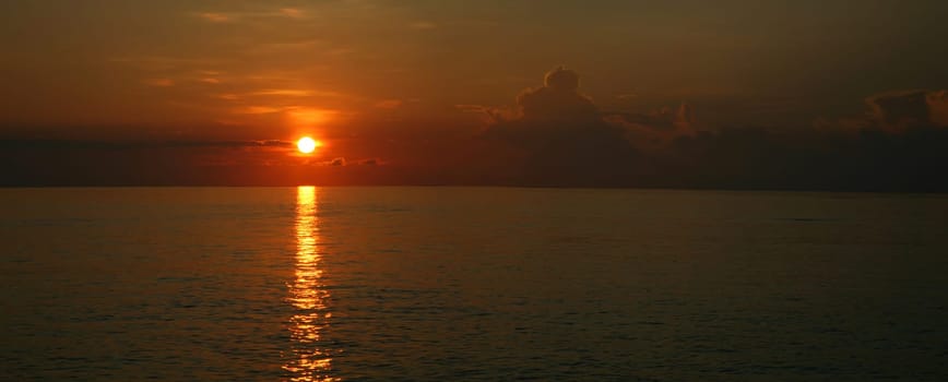 Sunrise on the Indian ocean - maldives