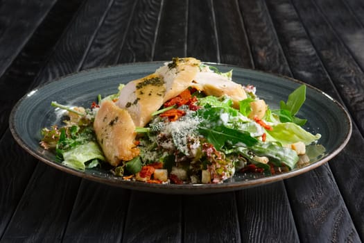 Salad with smoked chicken fillet and bacon chips