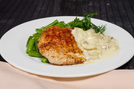 Grilled steak and french green bean with creamy onion sauce.