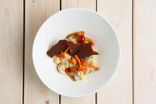Salad with kidney beans, honey agaric, and brown bread chips