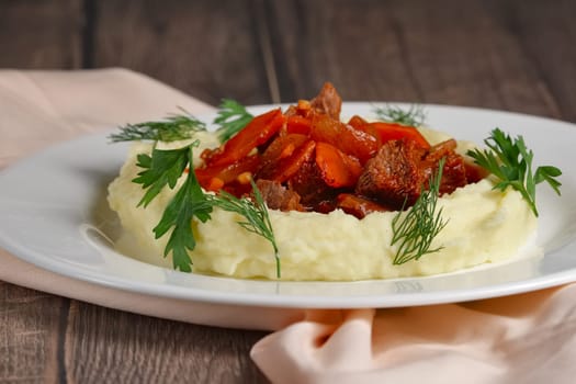 goulash with mashed potato