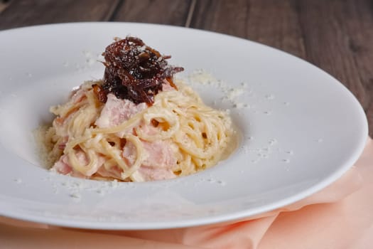 pasta with ham and cheese with caramel onion