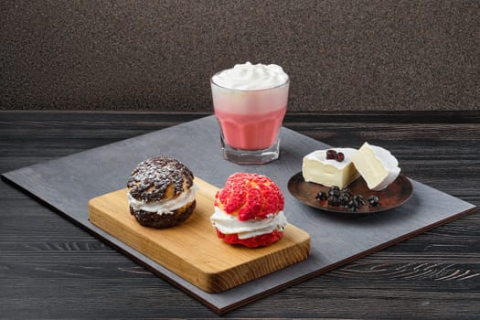 Cake shu and strawberry coffee with soft cheese foam