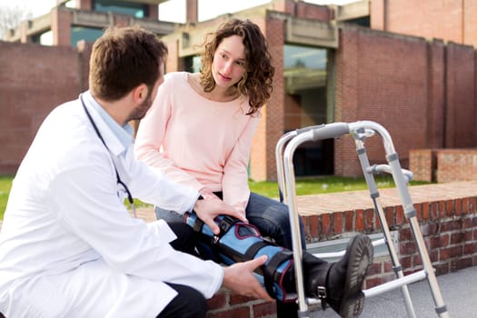 View of a Doctor showing reeducation's tips on tablet