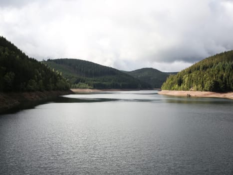 Wassereinlaufturm im Stausee vor Ohra Talsperre in Luisenthal im Thüringer Wald