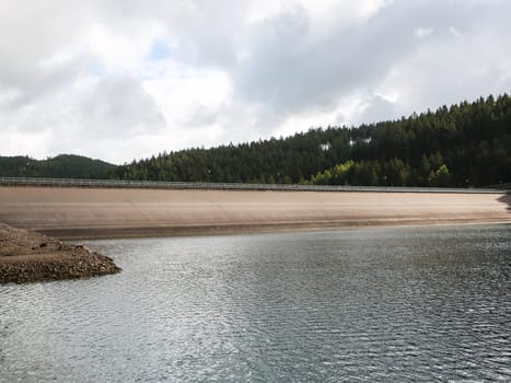 Wassereinlaufturm im Stausee vor Ohra Talsperre in Luisenthal im Thüringer Wald