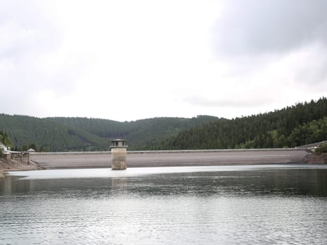 Wassereinlaufturm im Stausee vor Ohra Talsperre in Luisenthal im Thüringer Wald