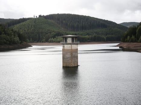 Wassereinlaufturm im Stausee vor Ohra Talsperre in Luisenthal im Thüringer Wald