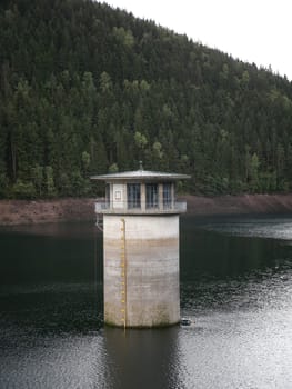 Wassereinlaufturm im Stausee vor Ohra Talsperre in Luisenthal im Thüringer Wald