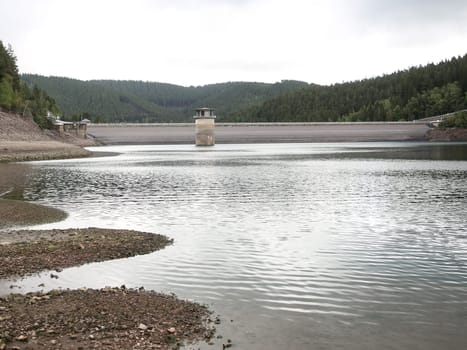 Wassereinlaufturm im Stausee vor Ohra Talsperre in Luisenthal im Thüringer Wald