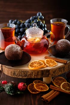 Closeup view of grape and lemon tea with chocolate cake