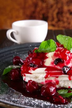 Meringue with cherry and strawberry jam
