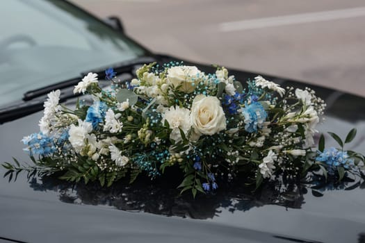 Oldtimer Wedding floral decoration. Wedding decoration on the car, designer bouquet.