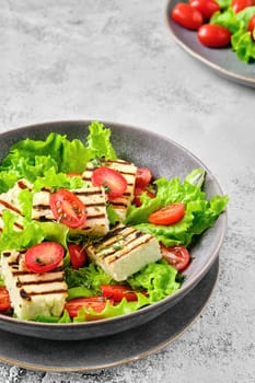 Salad with grilled cheese, tomato and wine sauce