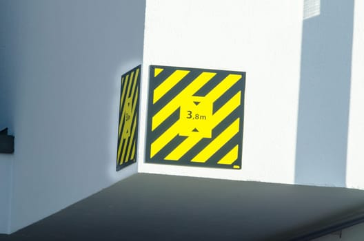 Shield yellow,black striped shows the maximum height of 3.80 m.
