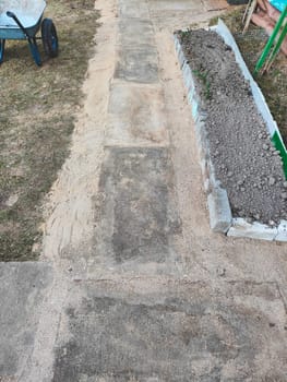 Working process of laying concrete pavement in the backyard