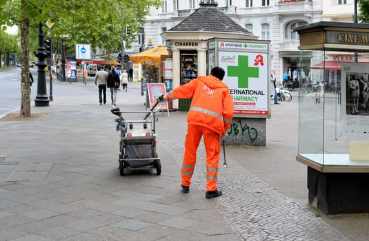 Removal of rubbish on the Kurfürstendamm in Berlin
