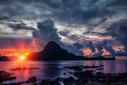 Stunning sunset scenery in beautiful El Nido, Philippines